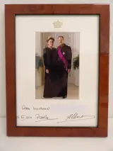Gesigneerde foto in presentatiekader koning Albert II en koningin Paola – foto 2 – kavel bij De Kringwinkel, Leopoldsburg