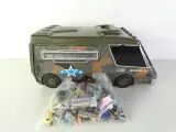 Galoob Micro Machines speelset met voertuigen en militaire basis – kavel bij De Kringwinkel, Heverlee