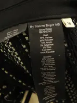 By Malene Birger - open vest in zwart en zilvergrijs met glanzende afwerking – foto 8 – kavel bij De Kringwinkel, Antwerpen