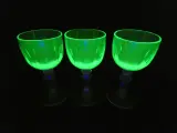 Set van 3 uranium likeurglaasjes – foto 2 – kavel bij De Kringwinkel, Diest