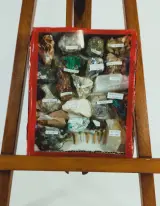 Verzameling mineralen en kristallen met drie presentatiedozen en rookkwarts – foto 2 – kavel bij De Kringwinkel, Turnhout