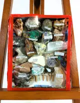 Verzameling mineralen en kristallen met drie presentatiedozen en rookkwarts – foto 3 – kavel bij De Kringwinkel, Turnhout
