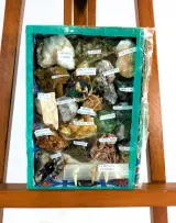 Verzameling mineralen en kristallen met drie presentatiedozen en rookkwarts – foto 5 – kavel bij De Kringwinkel, Turnhout