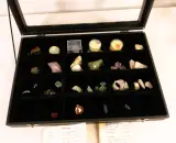 Verzameling mineralen en kristallen met drie presentatiedozen en rookkwarts – foto 7 – kavel bij De Kringwinkel, Turnhout