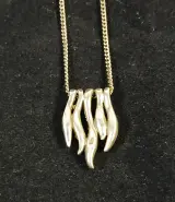 Zilveren ketting met abstracte hanger en zirkonia's – kavel bij De Kringwinkel, Turnhout