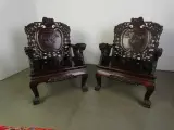 Set van 2 Chinese houten troonstoelen – rijk houtsnijwerk – foto 2 – kavel bij De Kringwinkel, Heverlee