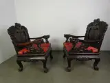 Set van 2 Chinese houten troonstoelen – rijk houtsnijwerk – foto 3 – kavel bij De Kringwinkel, Heverlee