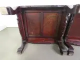 Set van 2 Chinese houten troonstoelen – rijk houtsnijwerk – foto 8 – kavel bij De Kringwinkel, Heverlee