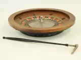 Vintage roulette – houten roulettewiel met metalen draaischijf en croupierhark – kavel bij De Kringwinkel, Antwerpen