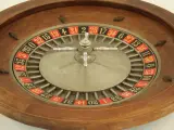 Vintage roulette – houten roulettewiel met metalen draaischijf en croupierhark – foto 3 – kavel bij De Kringwinkel, Antwerpen