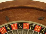 Vintage roulette – houten roulettewiel met metalen draaischijf en croupierhark – foto 4 – kavel bij De Kringwinkel, Antwerpen