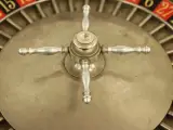 Vintage roulette – houten roulettewiel met metalen draaischijf en croupierhark – foto 5 – kavel bij De Kringwinkel, Antwerpen