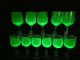 Set van 12 groene vintage uraniumglazen – foto 2 – kavel bij De Kringwinkel, Diest