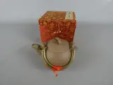 Chinese theepot met metalen handvat en filter – kavel bij De Kringwinkel, Diest