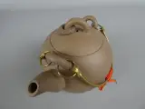 Chinese theepot met metalen handvat en filter – foto 2 – kavel bij De Kringwinkel, Diest