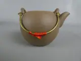 Chinese theepot met metalen handvat en filter – foto 6 – kavel bij De Kringwinkel, Diest