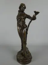 Bronzen beeld van vrouw met bloem – kavel bij De Kringwinkel, Diest