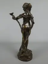 Bronzen beeld van vrouw met bloem – foto 3 – kavel bij De Kringwinkel, Diest