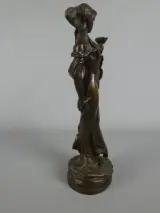 Bronzen beeld van vrouw met bloem – foto 4 – kavel bij De Kringwinkel, Diest