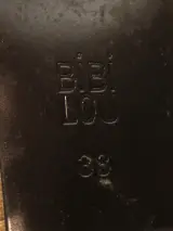 Bibi Lou - suède pumps met bloemversiering - maat 38 – foto 5 – kavel bij De Kringwinkel, Antwerpen