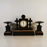 Franse Napoleon III pendule met twee tazza’s, ca. 1880 – kavel bij De Kringwinkel, Turnhout