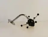 Vintage Sputnik wandkapstok met zwarte bol, ca. 1960-1970 – foto 2 – kavel bij De Kringwinkel, Turnhout