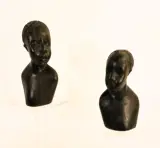 Set van 2 handgesneden Afrikaanse houten portretbustes – kavel bij De Kringwinkel, Turnhout