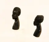 Set van 2 handgesneden Afrikaanse houten portretbustes – foto 2 – kavel bij De Kringwinkel, Turnhout