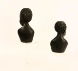 Set van 2 handgesneden Afrikaanse houten portretbustes – foto 3 – kavel bij De Kringwinkel, Turnhout
