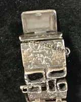 Zilverkleurige armband met reliëf en veiligheidssluiting – foto 2 – kavel bij De Kringwinkel, Turnhout