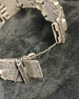 Zilverkleurige armband met reliëf en veiligheidssluiting – foto 3 – kavel bij De Kringwinkel, Turnhout