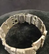 Zilverkleurige armband met reliëf en veiligheidssluiting – foto 6 – kavel bij De Kringwinkel, Turnhout