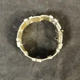Zilverkleurige armband met reliëf en veiligheidssluiting – foto 7 – kavel bij De Kringwinkel, Turnhout
