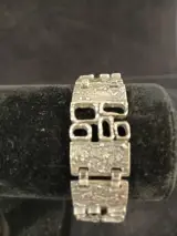 Zilverkleurige armband met reliëf en veiligheidssluiting – foto 8 – kavel bij De Kringwinkel, Turnhout
