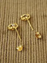 18 karaat gouden oorbellen met heldere stenen – foto 4 – kavel bij De Kringwinkel, Antwerpen