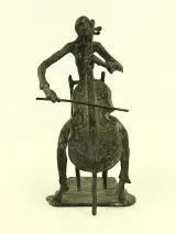 Cellistenbeeld Superbrass in groenblauwe patina (28cm) – kavel bij De Kringwinkel, Antwerpen