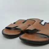 Paar slippers, Hermès, 201486Z11 – foto 2 – kavel bij Domeinen Roerende Zaken, Groningen