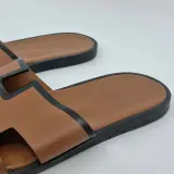Paar slippers, Hermès, 201486Z11 – foto 3 – kavel bij Domeinen Roerende Zaken, Groningen