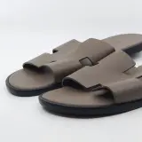 Paar slippers, maat 45, Hermès, AF7221824ZH2503 – foto 2 – kavel bij Domeinen Roerende Zaken, Groningen