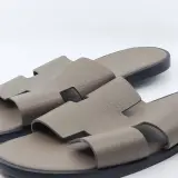 Paar slippers, maat 45, Hermès, AF7221824ZH2503 – foto 3 – kavel bij Domeinen Roerende Zaken, Groningen