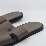 Paar slippers, maat 45, Hermès, AF7221824ZH2503 – foto 4 – kavel bij Domeinen Roerende Zaken, Groningen