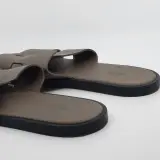 Paar slippers, maat 45, Hermès, AF7221824ZH2503 – foto 6 – kavel bij Domeinen Roerende Zaken, Groningen