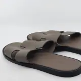 Paar slippers, maat 45, Hermès, AF7221824ZH2503 – foto 7 – kavel bij Domeinen Roerende Zaken, Groningen