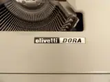 Olivetti Dora draagbare mechanische typemachine – foto 3 – kavel bij De Kringwinkel, Leopoldsburg