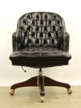 Karaktervolle Chesterfield-bureaustoel met vintage uitstraling – kavel bij De Kringwinkel, Antwerpen