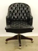 Karaktervolle Chesterfield-bureaustoel met vintage uitstraling – foto 2 – kavel bij De Kringwinkel, Antwerpen