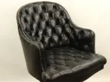 Karaktervolle Chesterfield-bureaustoel met vintage uitstraling – foto 3 – kavel bij De Kringwinkel, Antwerpen