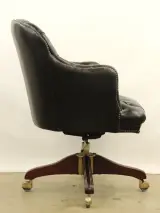 Karaktervolle Chesterfield-bureaustoel met vintage uitstraling – foto 4 – kavel bij De Kringwinkel, Antwerpen