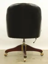 Karaktervolle Chesterfield-bureaustoel met vintage uitstraling – foto 6 – kavel bij De Kringwinkel, Antwerpen