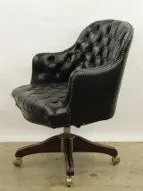 Karaktervolle Chesterfield-bureaustoel met vintage uitstraling – foto 7 – kavel bij De Kringwinkel, Antwerpen